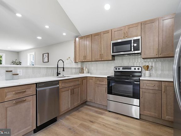 5th image of 136 E Marshall Ave
