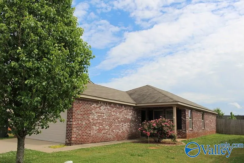 3 bed, 2.0 bath, 1317 sqft, $1,695 — Photo 2
