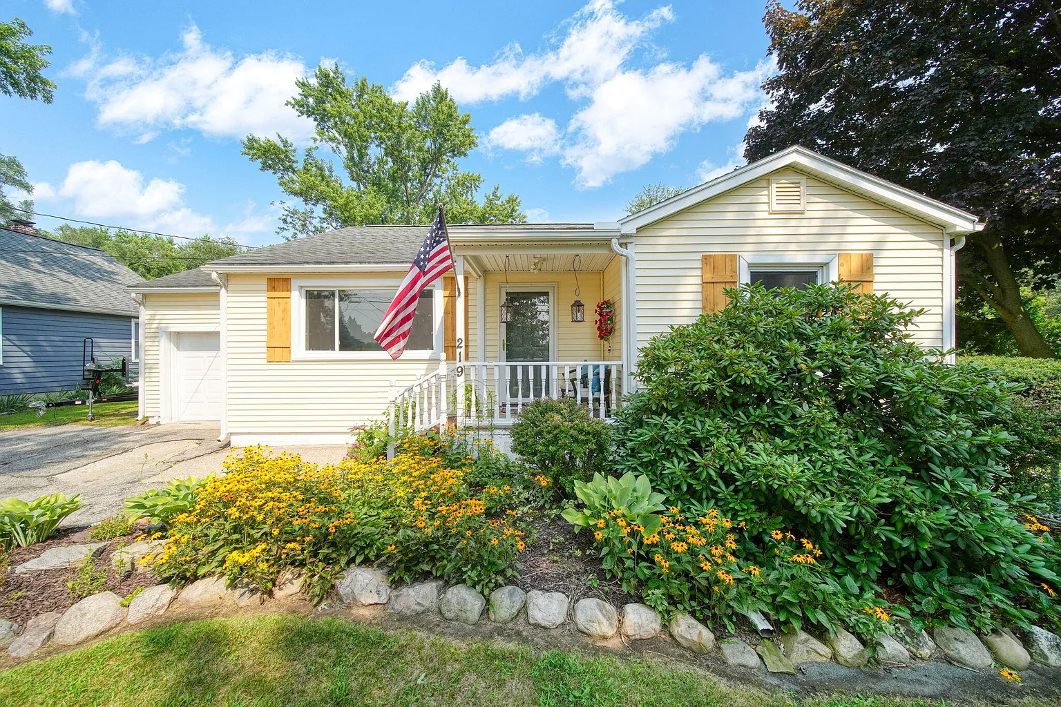 219 Bender St photo 1