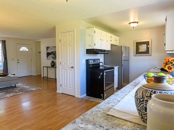 4th image of 3049 Greendale Dr SE
