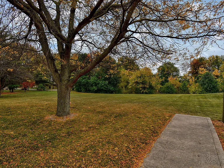 Hickory Knoll Apartments — Photo 33