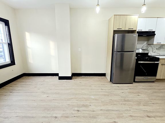 3rd image of 948 W Side Ave #1B