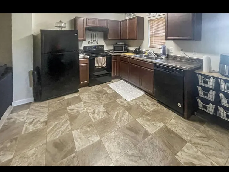 2414 Luxembourg Dr — Photo 3