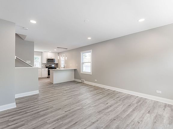 4th image of 155 W Park Dr