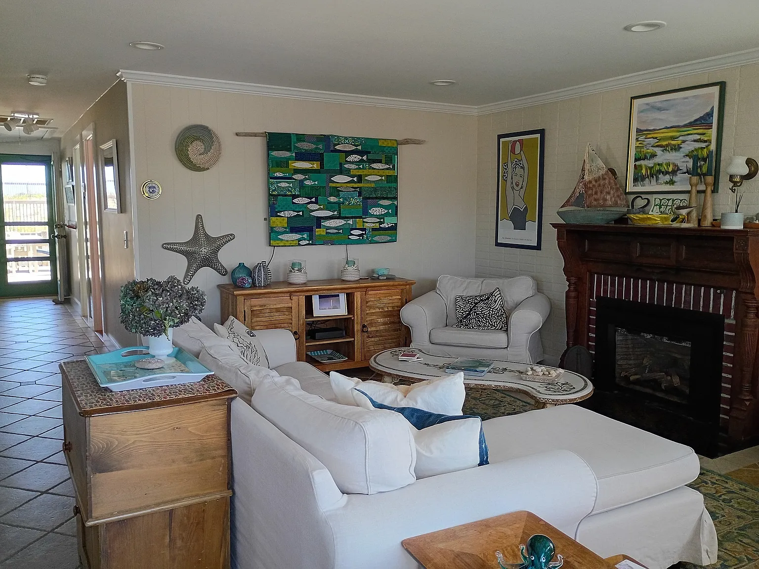 3 bed, 1.0 bath, 1014 sqft, $2,200 — Photo 2