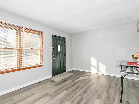 3rd image of 11065 Florence Ave