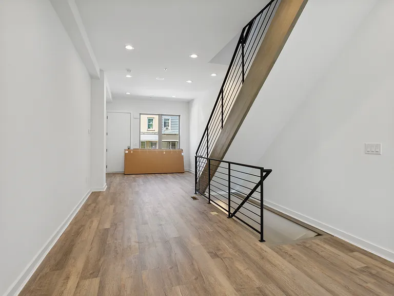721 N De Kalb St — Photo 6