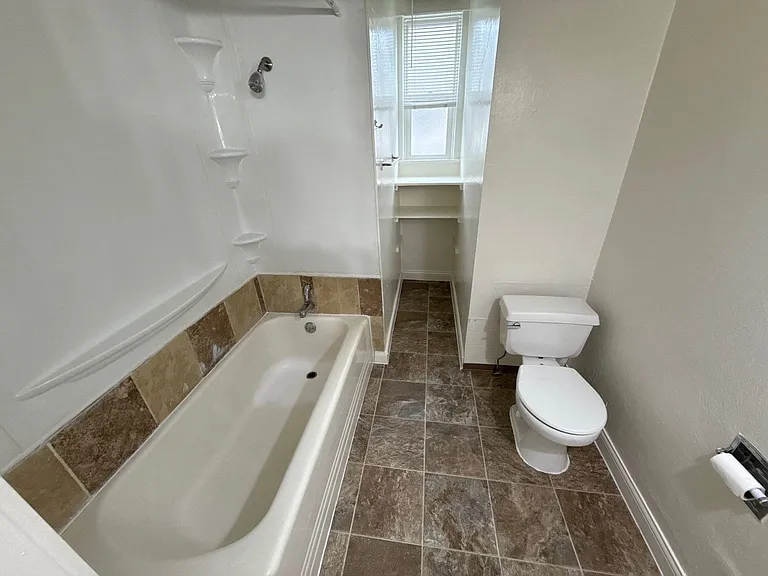633 Thompson Ave NE — Photo 15