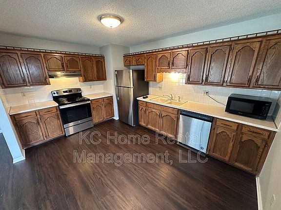 4th image of 112 SE Greystone Dr