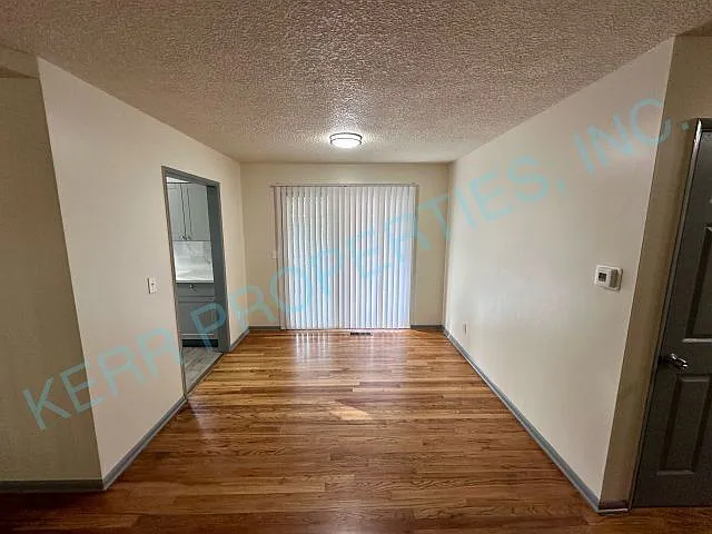 Charming 4-Bed Oasis with 2 Full Baths in Portland - Spacious 1,672 Sq Ft on NE Beech St! — Photo 4