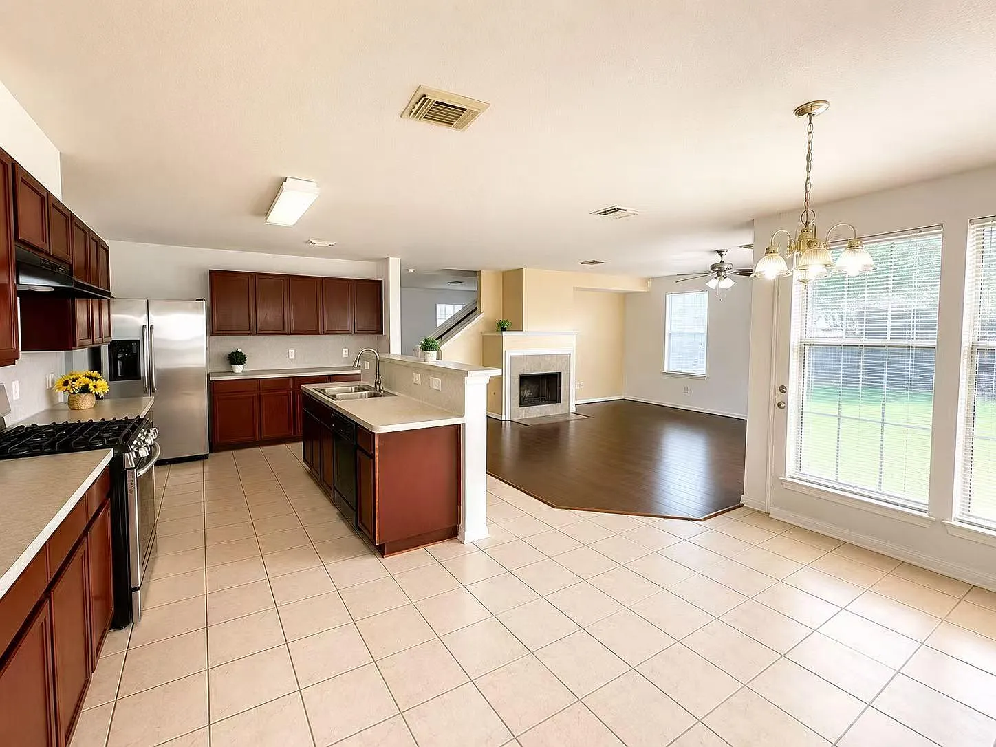3 bed, 2.5 bath, 2439 sqft, $2,050 — Photo 4