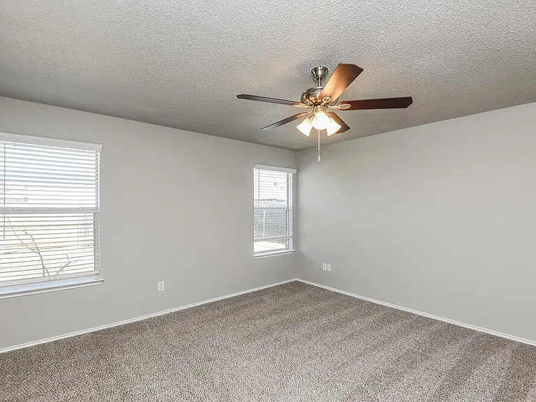 1121 Sandalwood Dr — Photo 12