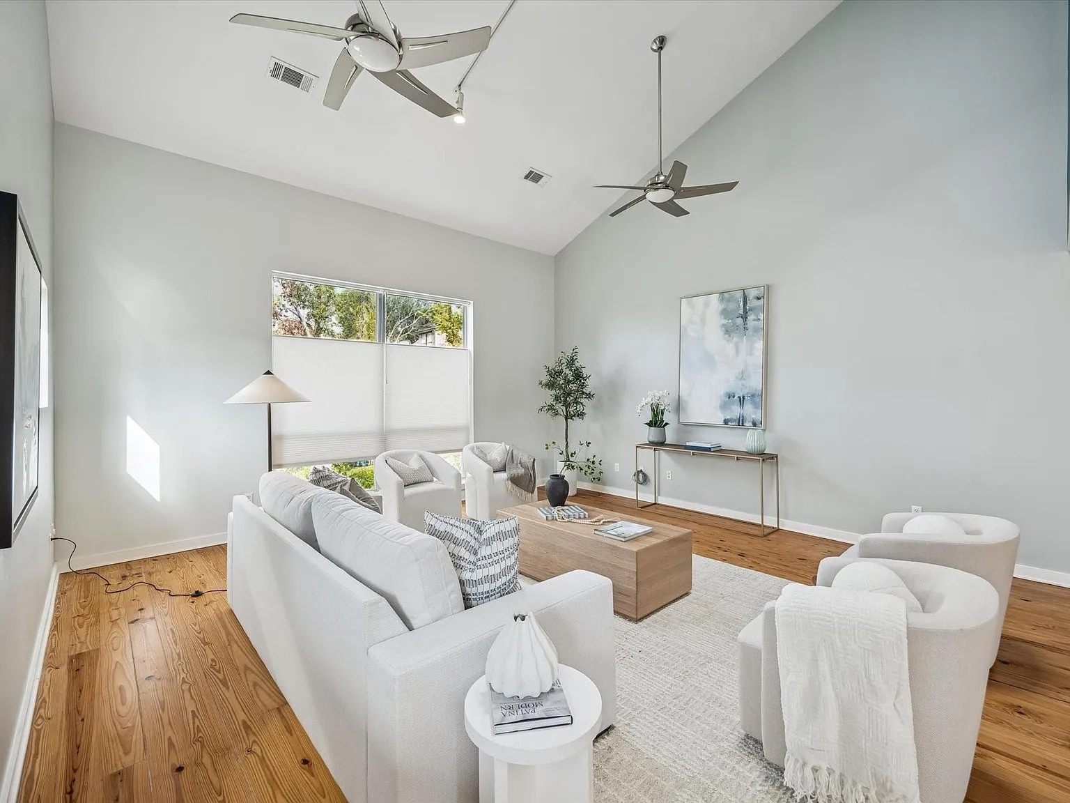3 bed, 2.0 bath, 2056 sqft, $2,300 — Photo 4