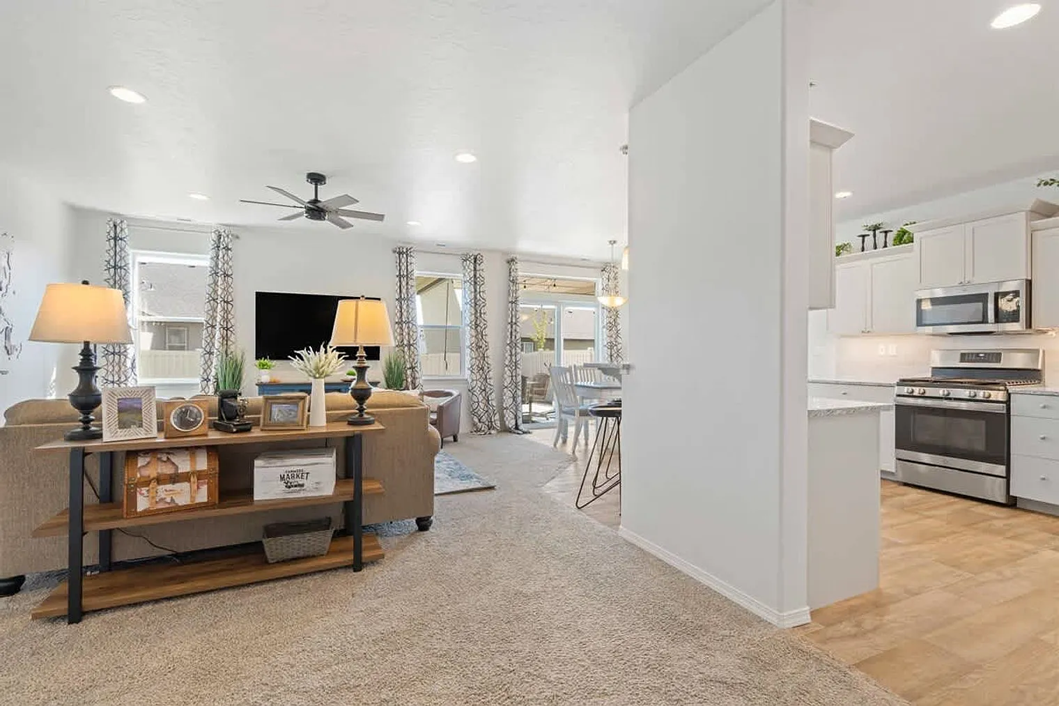 3 bed, 2.0 bath, 1571 sqft, $4,778 — Photo 2