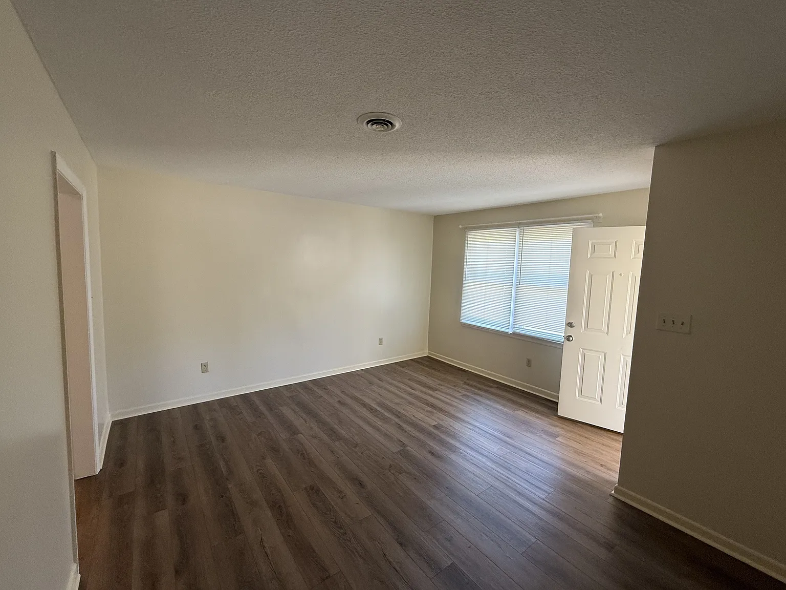 2 bed, 1.5 bath, 900 sqft, $1,100 — Photo 4