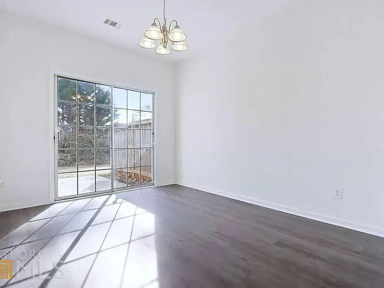 Large Size Dining Area for Entertaining.