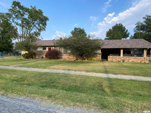 306 S Locust St, West Frankfort, IL 62896