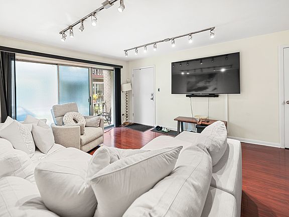 4th image of 4127 N Keeler Ave APT 101S