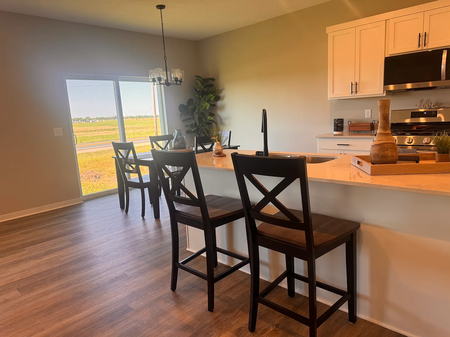 4 bed, 2003 sqft, $2,900 — Photo 4