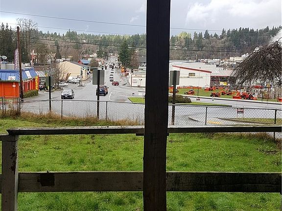 3rd image of 907 Pioneer Way