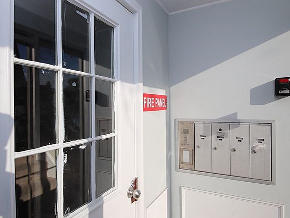 2nd image of 11-11C Essex St