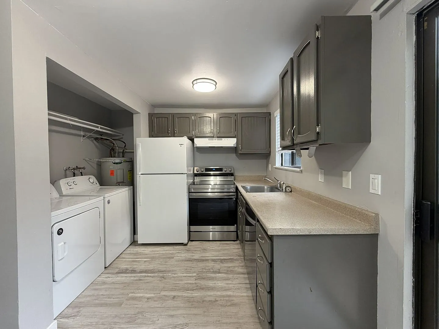 Spacious Apartment Retreat with Forest Views and Easy Access to the Portland Metro Area — Photo 4