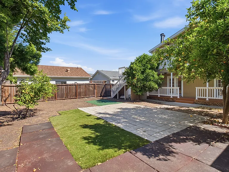 1162 Davis St — Photo 37