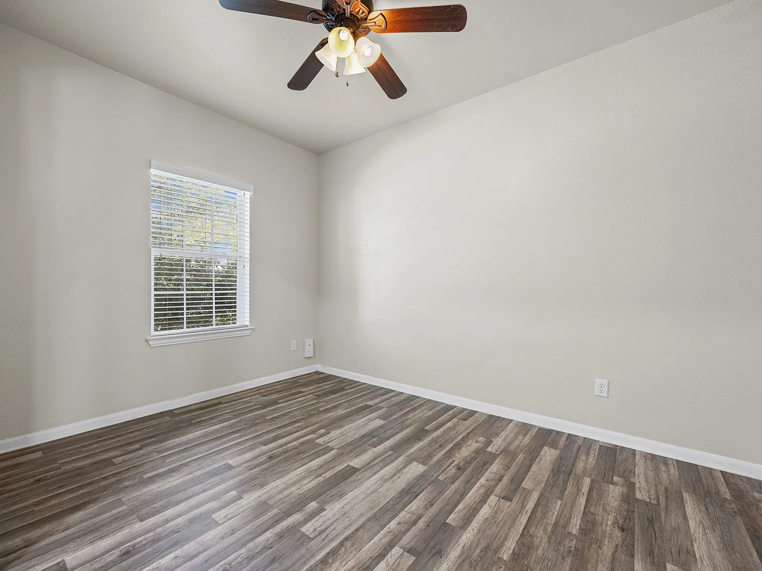 4 bed, 2574 sqft, $2,390 — Photo 4