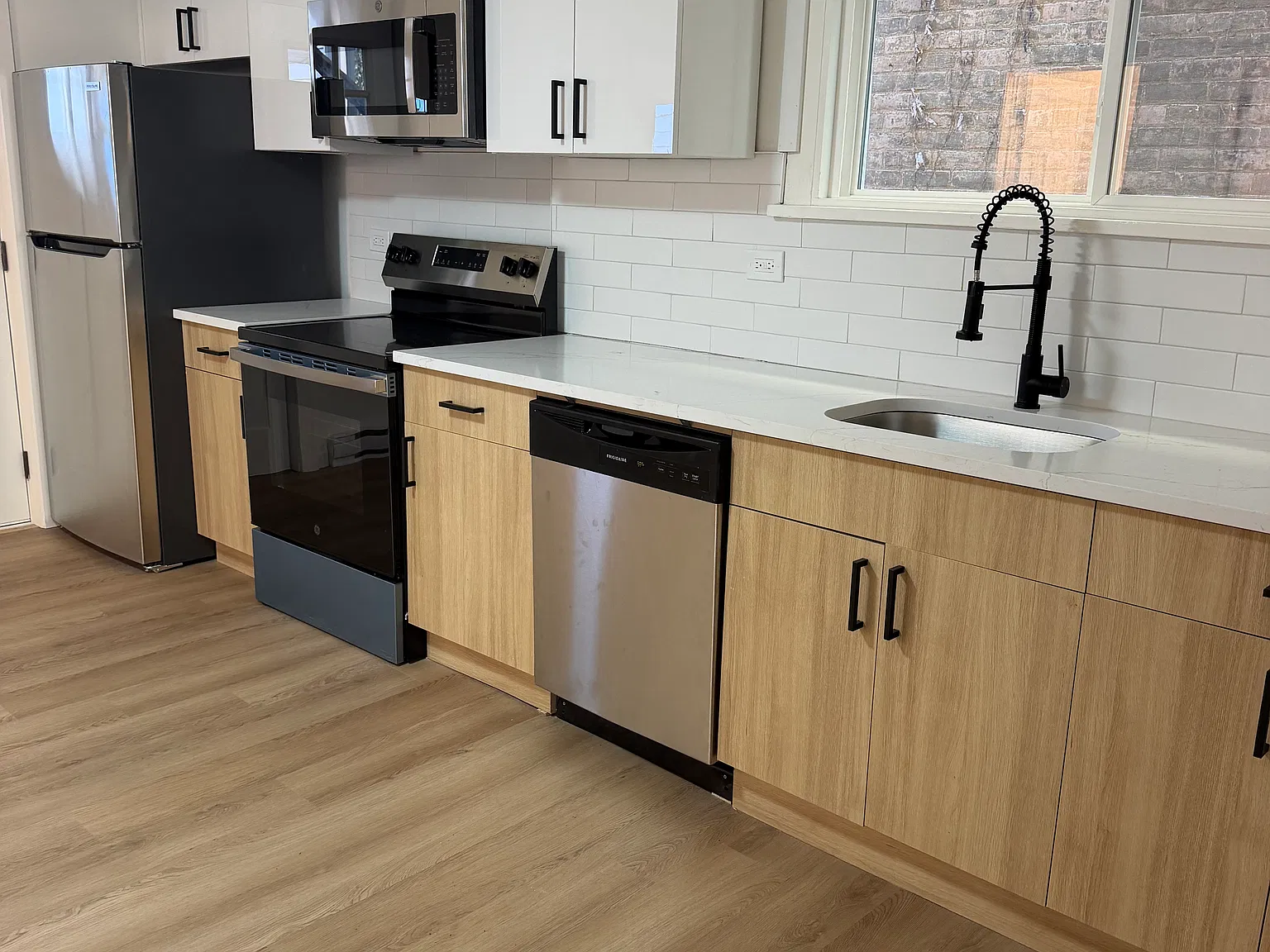 3 bed, 750 sqft, $2,650 — Photo 2