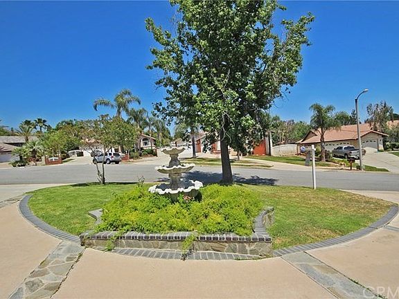 Circular driveway on a cul-de-sac street