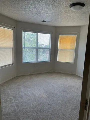4 bed, 2831 sqft, $2,400 — Photo 2