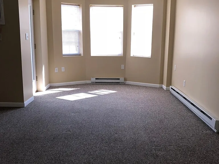 469 Glendale Dr — Photo 2