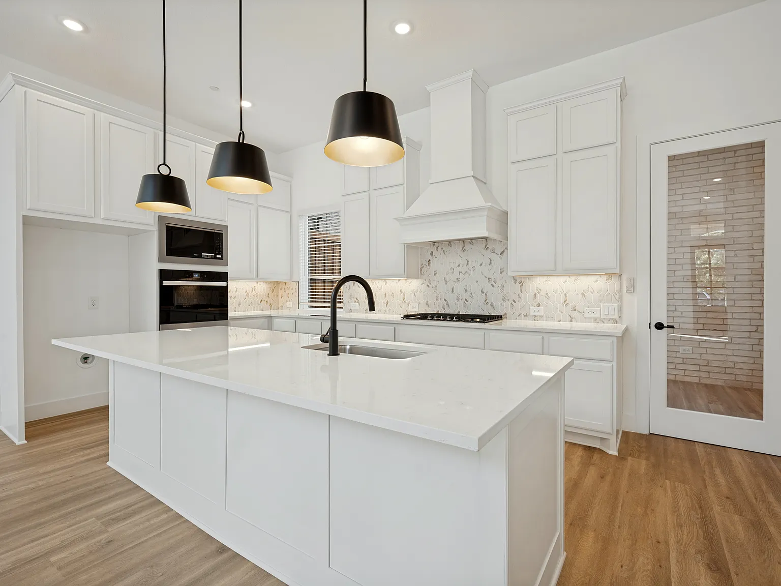 3 bed, 2.5 bath, 2398 sqft, $3,950 — Photo 3