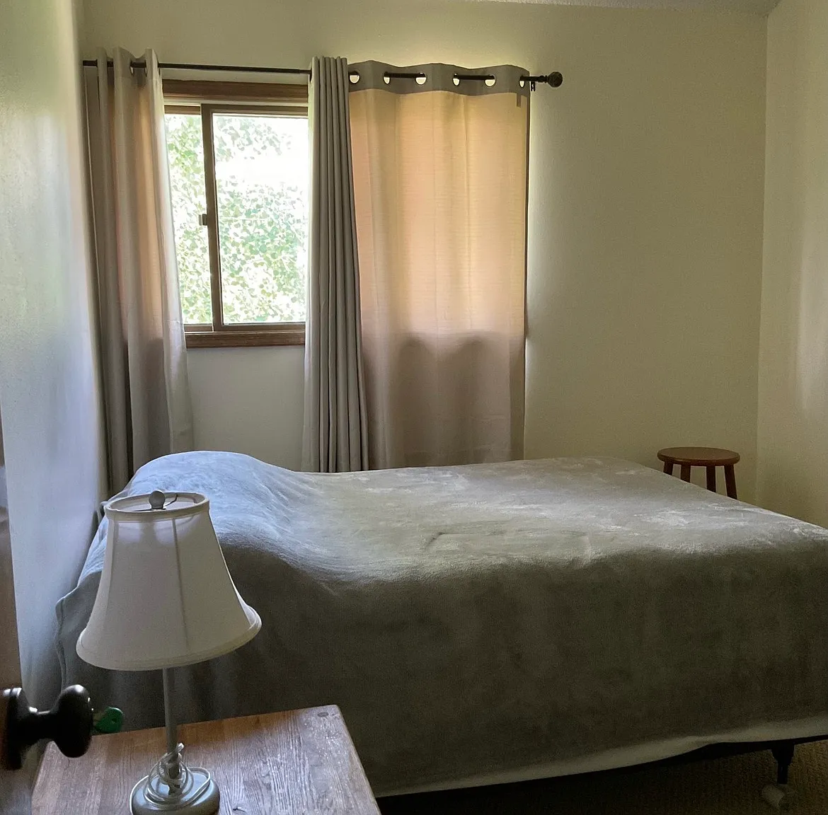 3 bed, 1300 sqft, $1,100 — Photo 1
