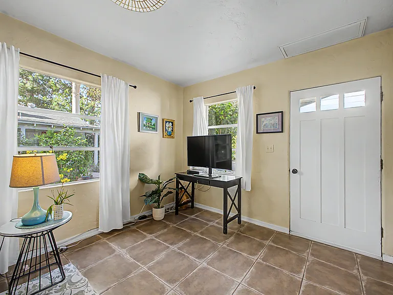 335 W Georgia Ave — Photo 7