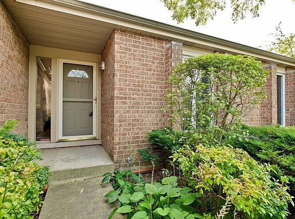 3rd image of 330 Basswood Dr