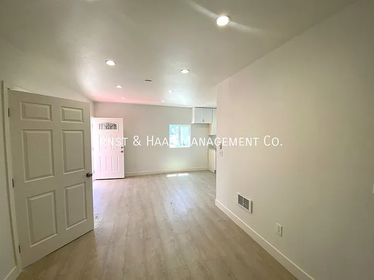 1145 1/2 Freeman Ave — Photo 16