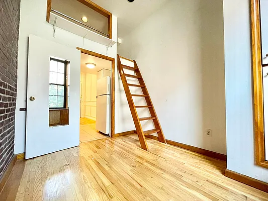 Rented by HOLTON REAL ESTATE INC. | media 18