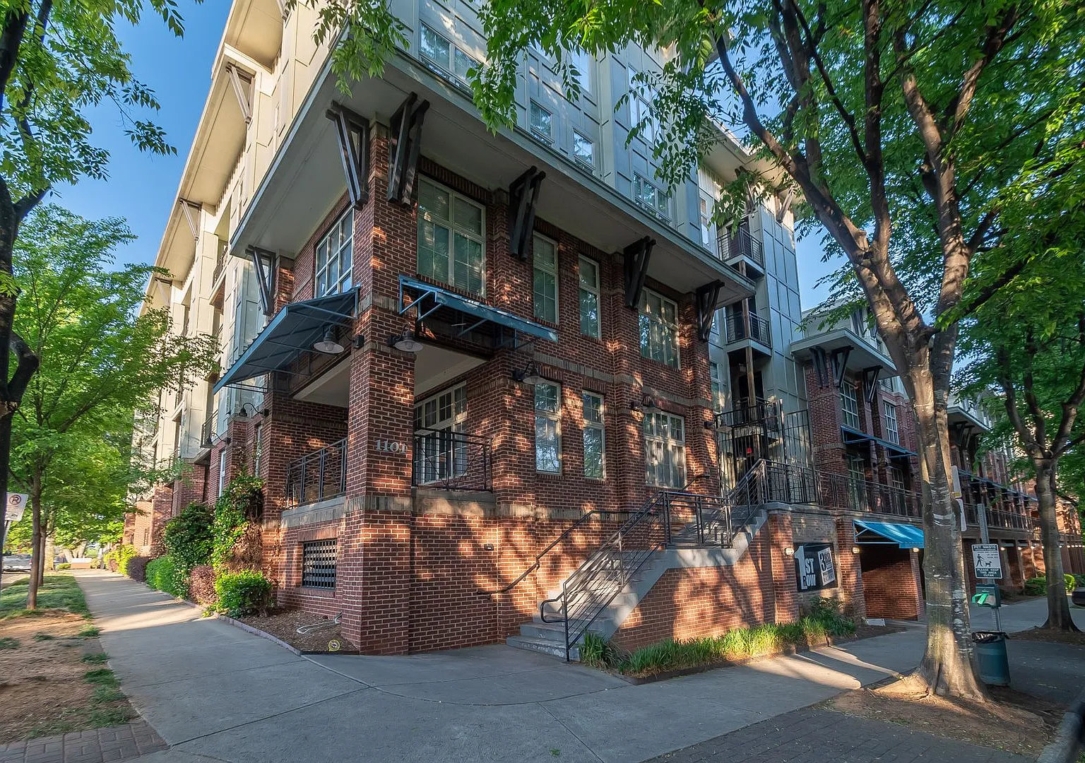 Wonderful 2bd/2bth uptown condo! lots of space in a beautiful building — Photo 1