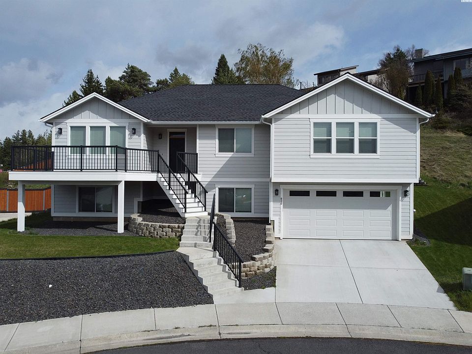 1st image of 820 SW Blue Heron Ct
