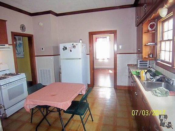4th image of 606 Willow St