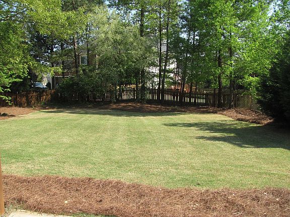 HUGE & PRIVATE backyard