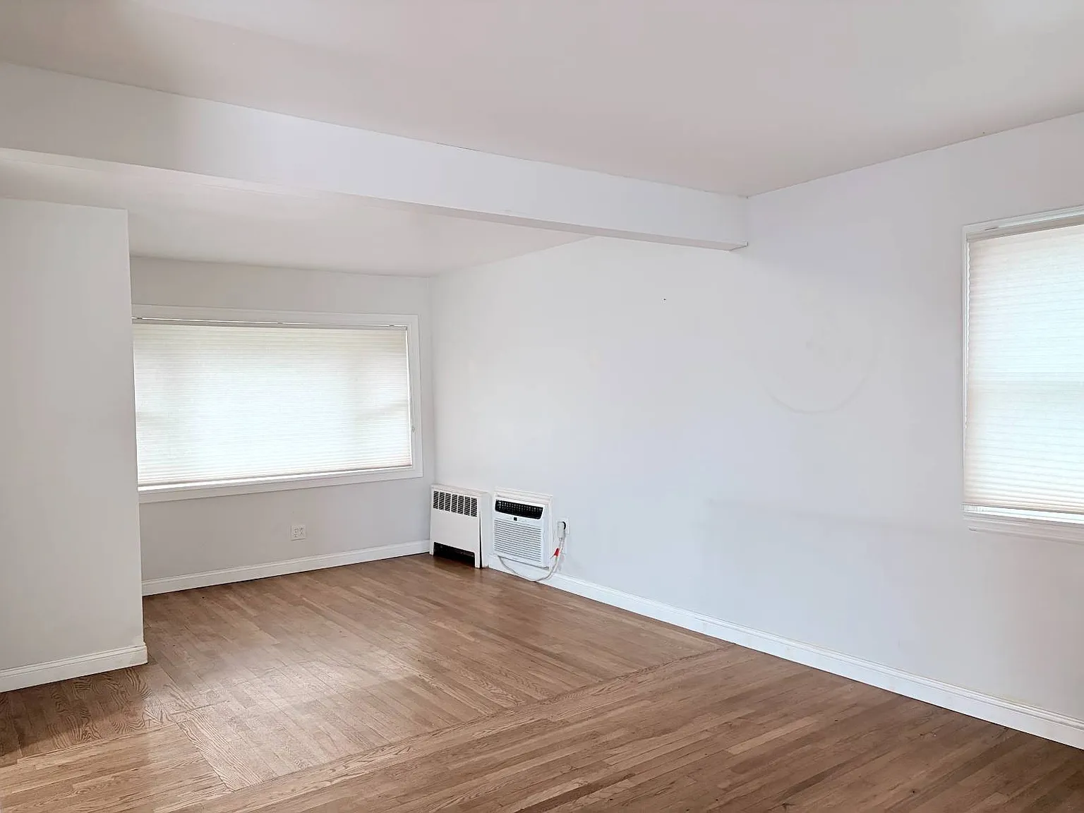 3 bed, 2.0 bath, 1386 sqft, $4,200 — Photo 3