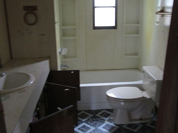 4th image of 1107 Deer St