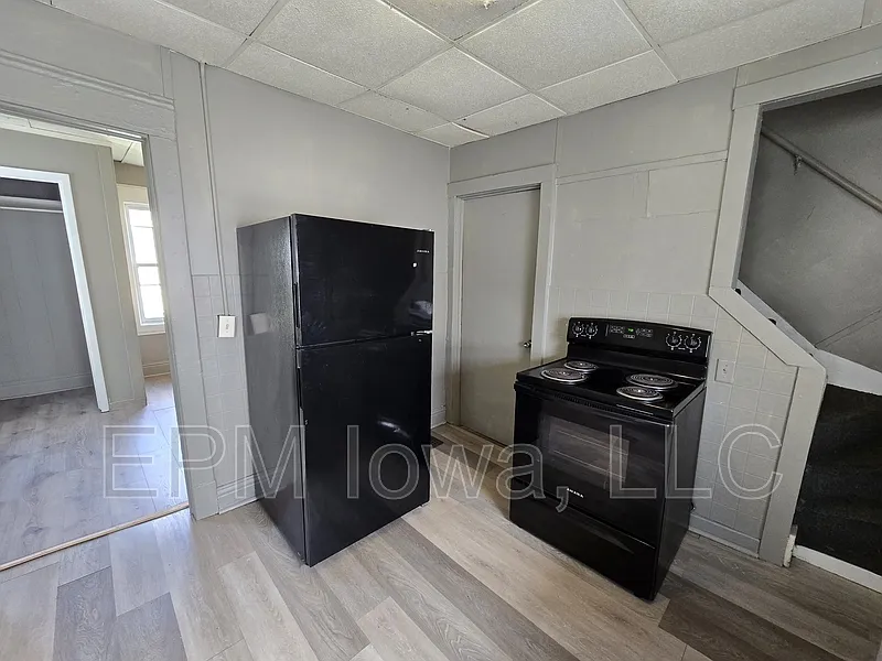 3 bed, 1.0 bath, 1047 sqft, $925 — Photo 3