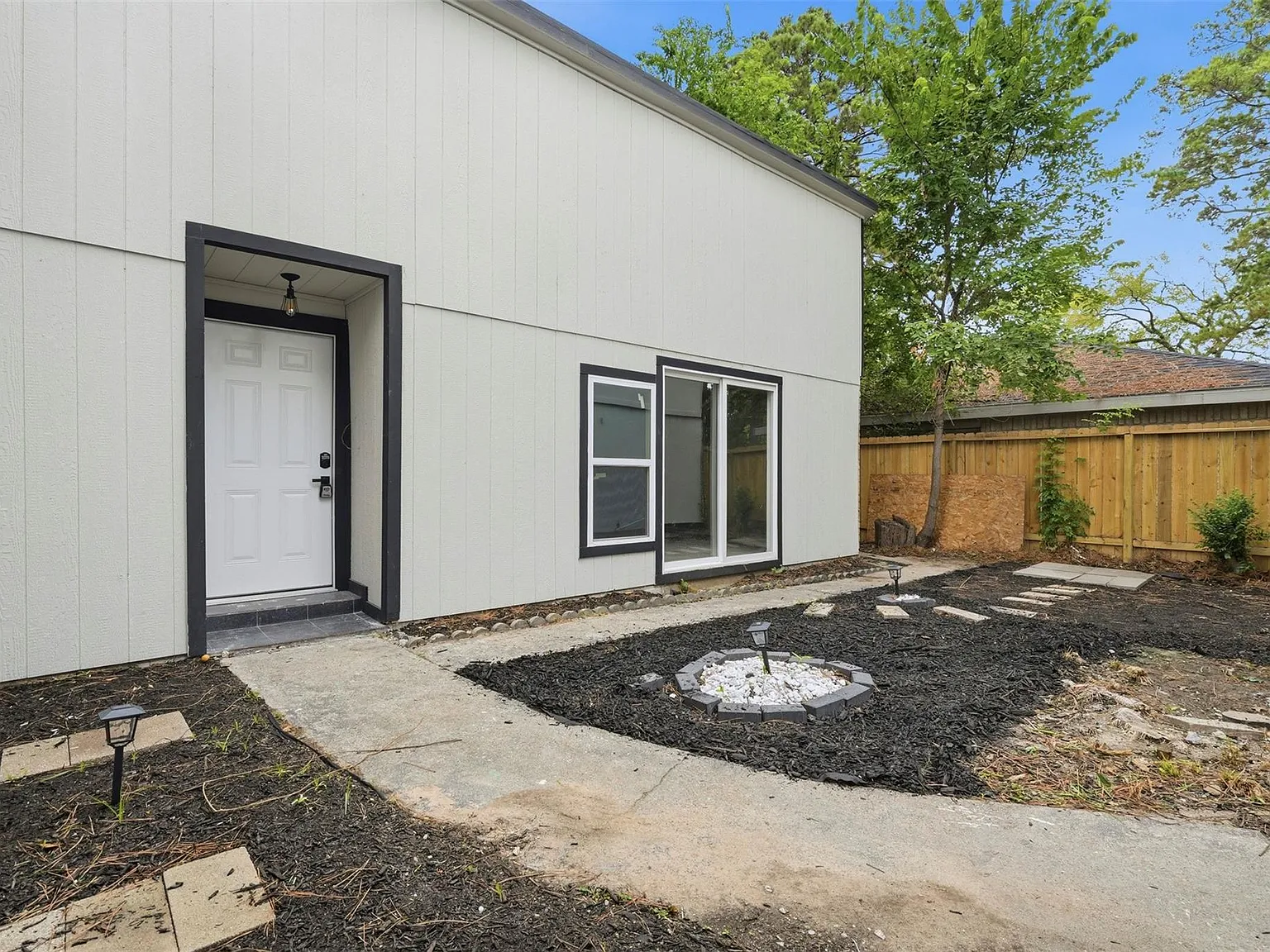4 bed, 2.0 bath, 1764 sqft, $2,000 — Photo 2