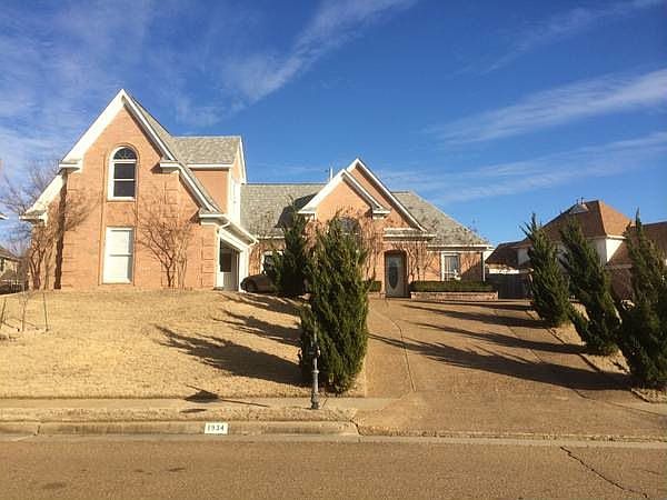 1st image of 1934 Oak Springs Dr