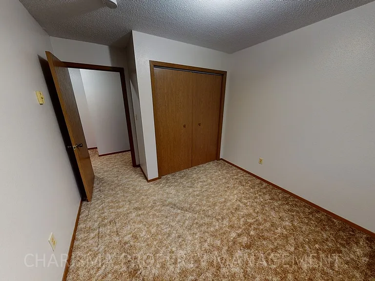 Park Apartments — Photo 9