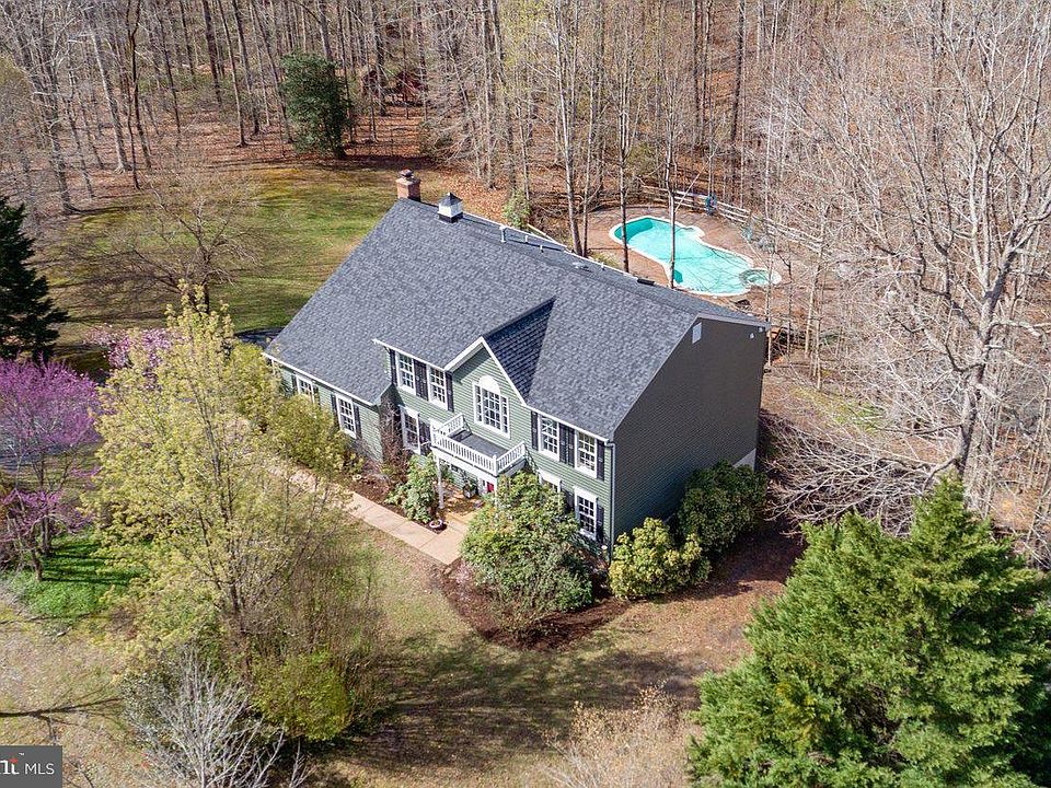 1st image of 124 Wateredge Ln