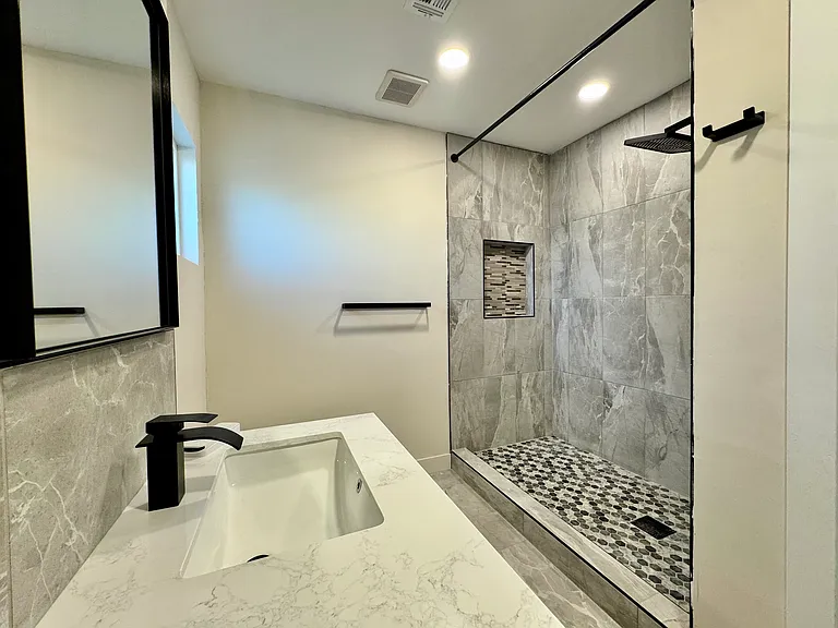 2043 E Oak St — Photo 14